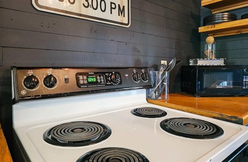 Gastonia Cabin | Gastonia Getaway: Fenced Yard, Workspace & Netflix