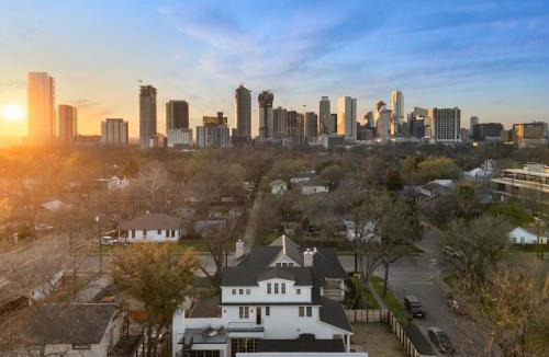East Cesar Chavez House | Gated 5 Bedroom Walkable to East Austin