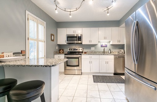 Historic District House | Gather, Relax & Explore — Townhome 1 Block from State Capitol Building with Backyard & Parking