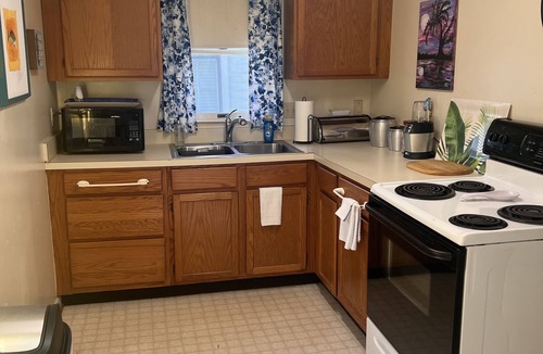 Fairview Beach Cottage | Gem on the Potomac River! Private beach, local restaurant, beautiful sunsets!