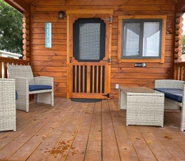 Holly Ridge House | Get-away Cabin in Surf City w Loft and Parking
