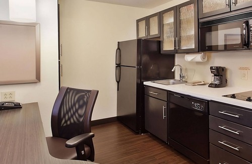 Southfield Hotel | Getaway Weekend Trip! Relax w/Spacious Suite w/Living Room, FREE Parking