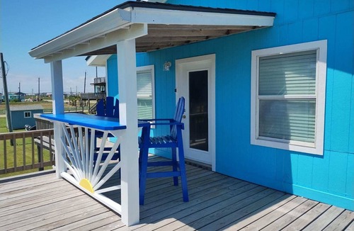 Surfside Beach Cottage | GILLIGANS BEACH HUT- RELAXING BEACH GETAWAY- OCEAN VIEW-PET FRIENDLY/FENCED YARD
