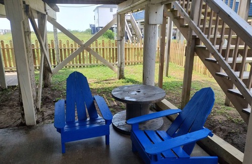 Surfside Beach Cottage | GILLIGANS BEACH HUT- RELAXING BEACH GETAWAY- OCEAN VIEW-PET FRIENDLY/FENCED YARD