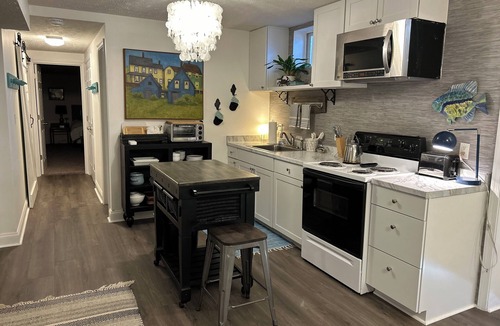 Bennsville Apartment | Gingko Lane, Waldorf.nMCM Vibe Meets Southern Maryland Charm