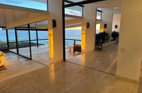 Honolulu House | Glam Mid Century Modern 4-bedroom oceanfront estate in wonderful Honolulu