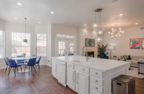 McKinney House | Glamorous Mansion w Private Pool and Cinema Room