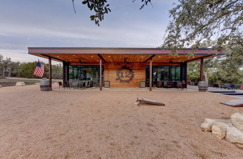 Johnson City RV Rental | Glamping Retreat on Scenic Winery
