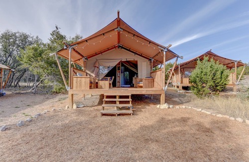 Johnson City RV Rental | Glamping Retreat on Scenic Winery