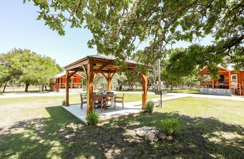 Fredericksburg House | God's Country Cabins- Grace I Peaceful Cabin
