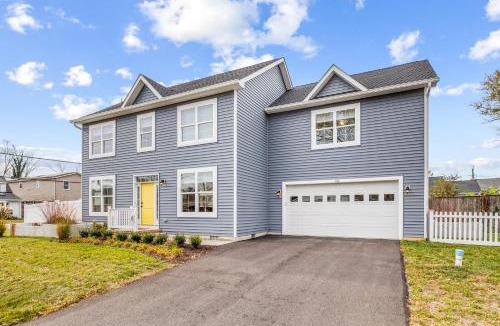 Edgewater House | Golden Anchor Retreat Lux Living!