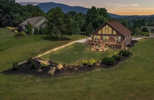 Lake Lure Cabin | Golden Pines - Rumbling Bald luxury cabin: sunsets, views, on golf course, wine.