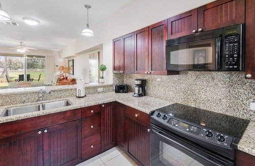 Waikoloa Condo | Golf course-front condo with hot tub, saltwater pool, gym, BBQ, patio, AC