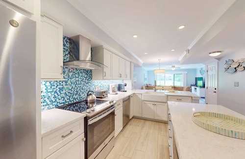 Shipyard Plantation Condo | Golf-course view condo with central AC, free WiFi & shared pool - walk to beach
