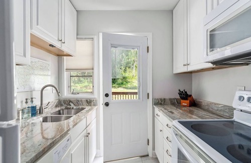 Aiken House | Golf & Walk Downtown - king bed - 2B1B Aiken townhouse