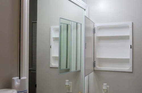 Western Branch North Apartment | GORGEOUS 1 BEDROOM WITH FREE WIFI & STREET PARKING