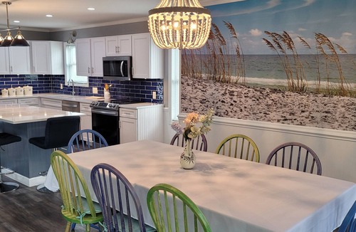 Ocean Isle Beach Cottage | Gorgeous 4 bedroom Home new decking and outdoor space