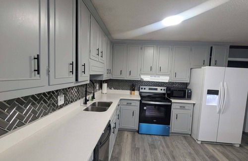 Albany House | Gorgeous 4-bedroom house with AC in Albany