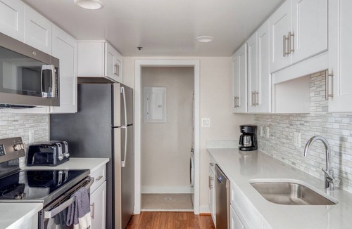 Ballston Apartment | Gorgeous Ballston 2BR w/Firepit, Gym & Pool, nr Bars, by Blueground