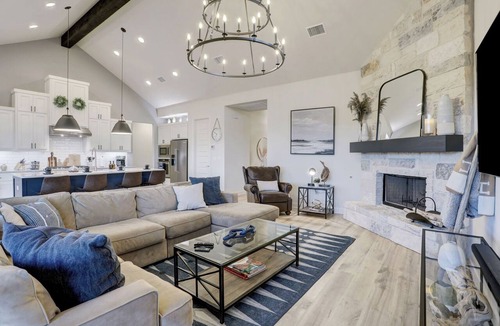 Leander House | Gorgeous home on a hill with amazing hilltop views, near the lake
