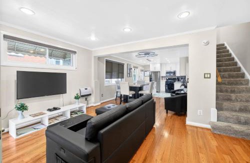 Northeast House | Gorgeous Home Tucked Away in Greener Part of Town Transit-Friendly