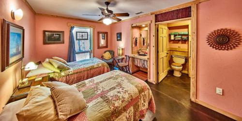 Van Zandt County House | Gorgeous Multi-Unit Cabin Rental for Larger Groups Nestled in the Trees for an Unforgettable Getaway in Nature in Ben Wheeler, Texas