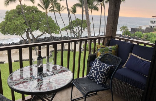 Kailua-Kona Condo | Gorgeous remodeled condo Oceanfront! SUNSET!