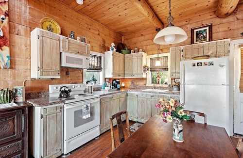 Fredericksburg Cabin | Gorgeous Rustic Log Cabin with Fire Pit and Grill near Top Wineries in Fredericksburg, Texas