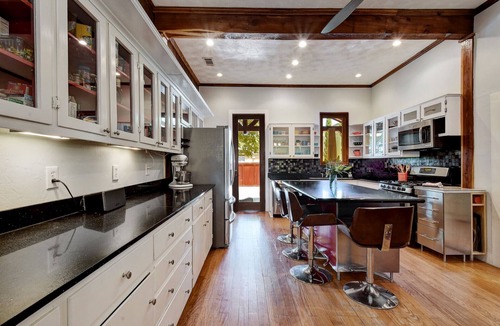 East Cesar Chavez House | GORGEOUS - SPACIOUS - BOUTIQUE - DOWNTOWN - Seiders East Historic House
