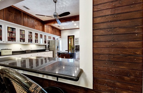 East Cesar Chavez House | GORGEOUS - SPACIOUS - BOUTIQUE - DOWNTOWN - Seiders East Historic House