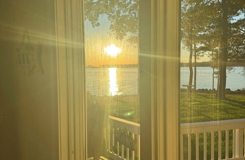 Hallieford House | Gorgeous waterfront getaway with breathtaking sunsets and relaxing