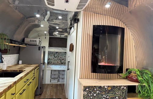 Benson House | Gorgeously Unique Off Grid Waterfront Airstream Sleeps 4 in Benson