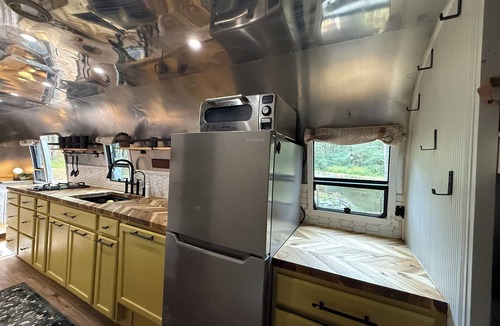 Benson House | Gorgeously Unique Off Grid Waterfront Airstream Sleeps 4 in Benson