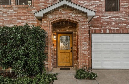 South Arlington Cottage | Grand 5BR 2 5B Villa With Pool & Hot Tub