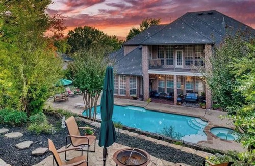West Arlington House | Grand 5BR Mansion with Resort Pool & Hot Tub, Chef’s Kitchen & Gated Privacy