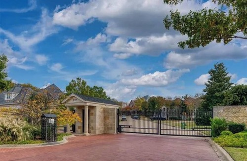 West Arlington House | Grand 5BR Mansion with Resort Pool & Hot Tub, Chef’s Kitchen & Gated Privacy