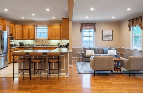 Greenville House | Grand Greenville Estate ~ walk to Furman & Swamp Rabbit Trail!