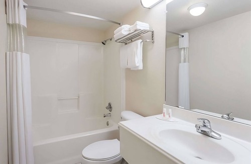 Austin Ave. Hotel | Great location in Knights Inn Franklin Ave Waco, Parking