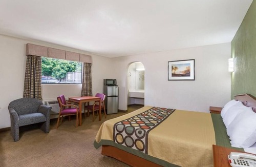Austin Ave. Hotel | Great location in Knights Inn Franklin Ave Waco, Parking