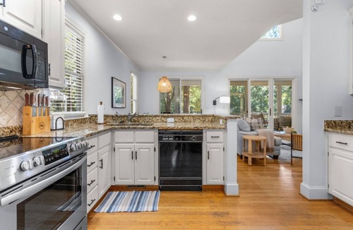 Eatonton House | Great Waters Home|Docks|Pool|Tennis|Views