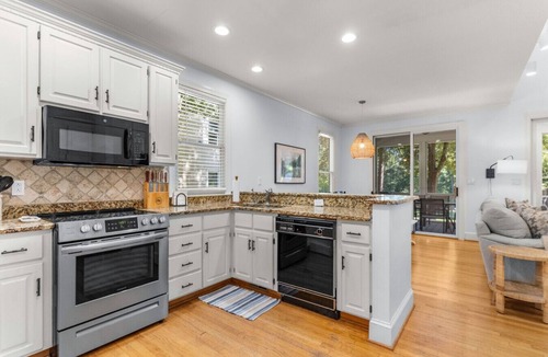 Eatonton House | Great Waters Home|Docks|Pool|Tennis|Views