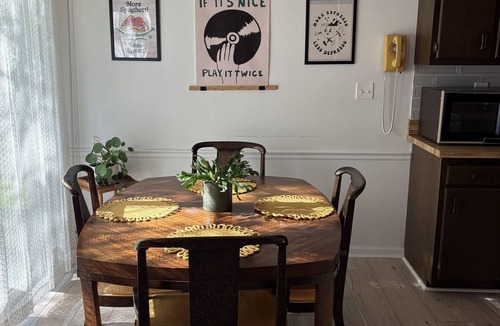 Durham House | Groovy stay in Durham! Pets stay FREE