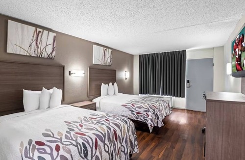 Sandston Hotel | Group-Travel 2 Rooms with 2 Beds Near Airport and Museum District Access