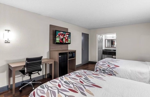 Sandston Hotel | Group-Travel 2 Rooms with 2 Beds Near Airport and Museum District Access