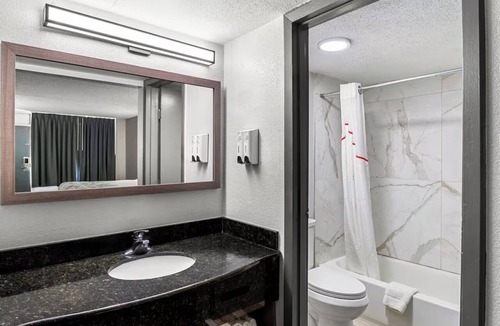 Sandston Hotel | Group-Travel 2 Rooms with 2 Beds Near Airport and Museum District Access