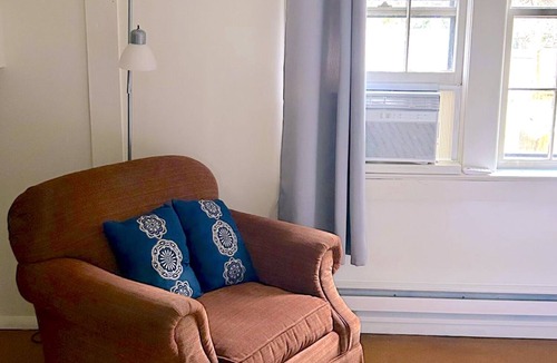 Durham House | Guess House: 4BR Farmhouse near Duke and Downtown with Fire Pit and Backyard!