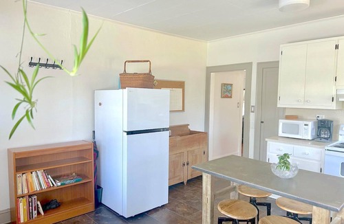 Durham House | Guess House: 4BR Farmhouse near Duke and Downtown with Fire Pit and Backyard!