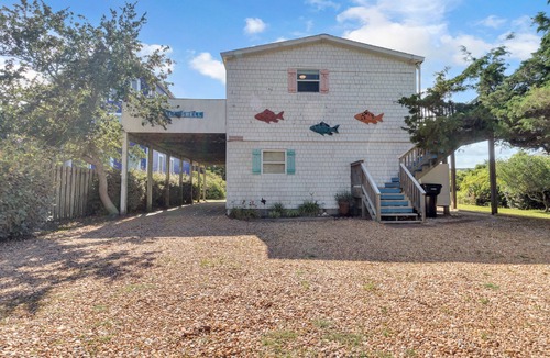 Salvo House | Guest Favorite- walk to the beach!