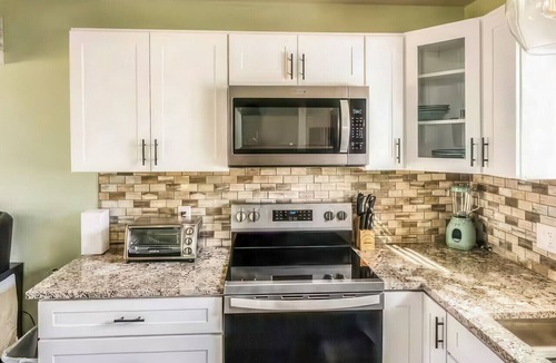 Cedar Hill House | Guest Villa: Modern Comfort Near Joe Pool Lake in Cedar Hill