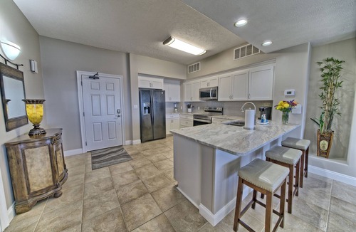 Thomas Drive Condo | *Gulf Crest 17th Floor Haven- W/Beach Service*